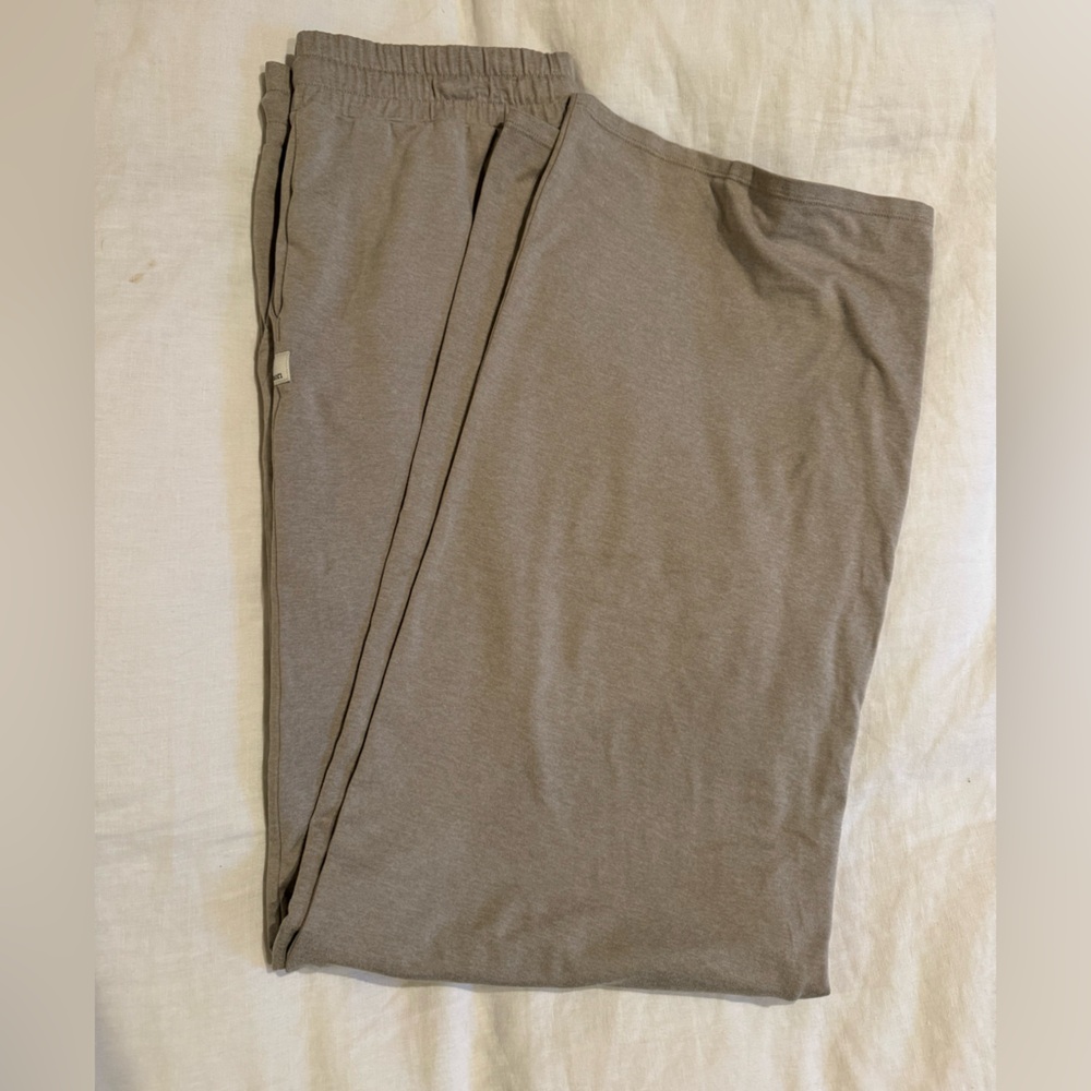 Wide leg vuori pants. Sz large oatmeal color